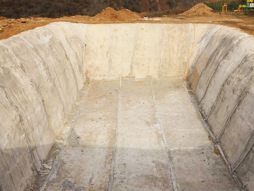 某人工湖膨潤土防水毯施工現場